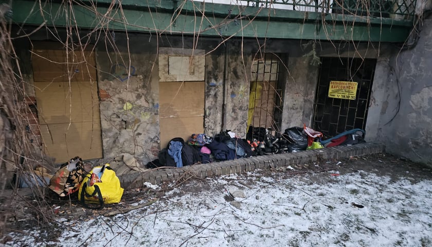 <p>Osoby śpiące na ulicy wybierają czasem nieoczywiste miejsca na nocleg</p>