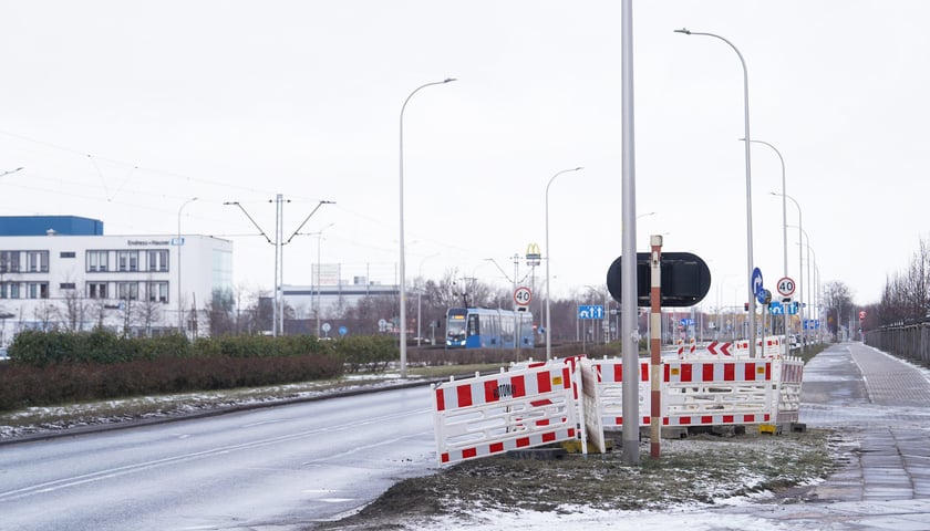 Miejsce awarii wygrodzone na jezdni. Ma ona zostac usunięta do godz. 16:00