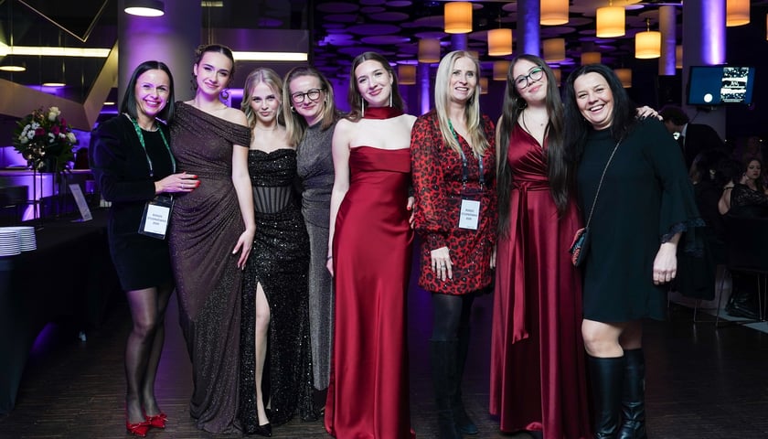 Oficjalna część studniówki LO nr 12 we Wrocławiu, uczniowie pozują na ściance