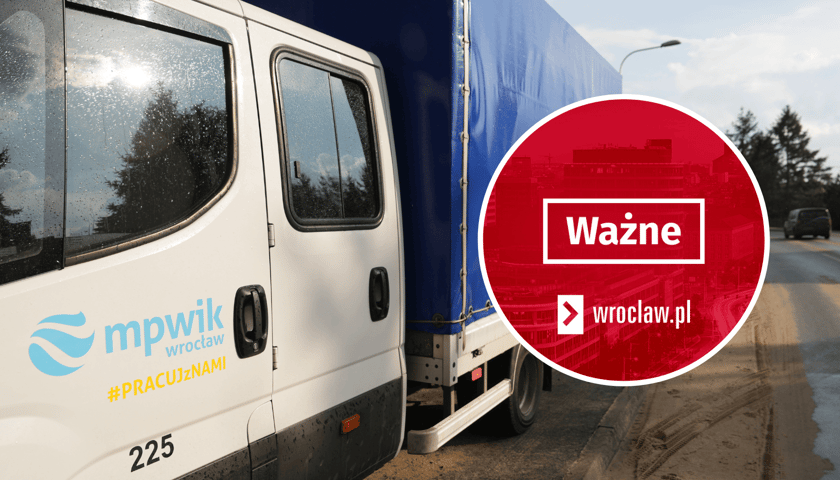 Zdjęcie ilustracyjne - na pierwszym planie samochód MPWiK, w tle ogrodzony fragment chodnika