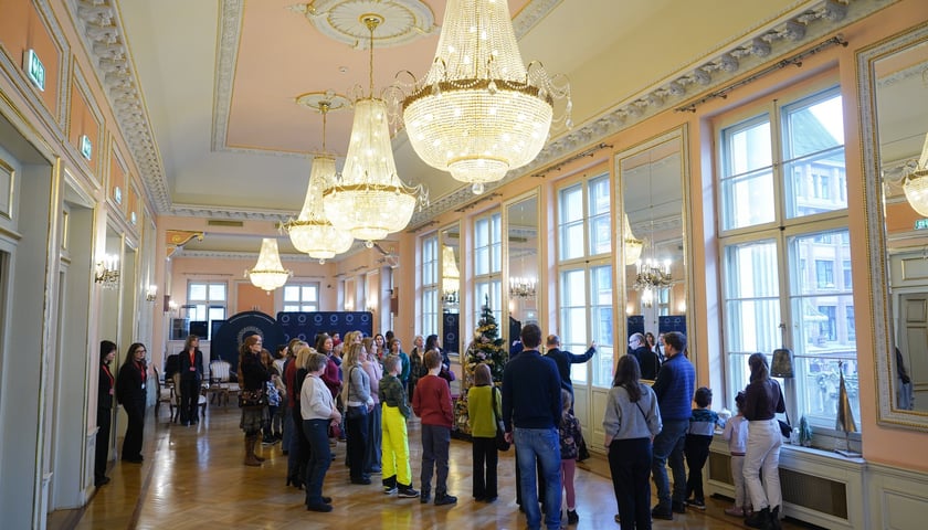 <p>Nejwiększe wrażenie na zwiedzających zapewne robi foyer o powierzchni 240 mkw</p>