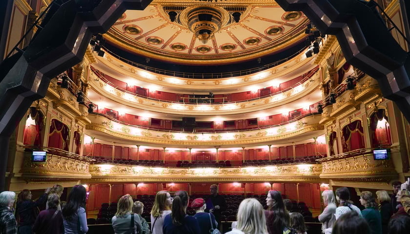 Opera Wrocławska - widok ze sceny na widownię, na scenie zwiedzający w ramach Operowego Labiryntu