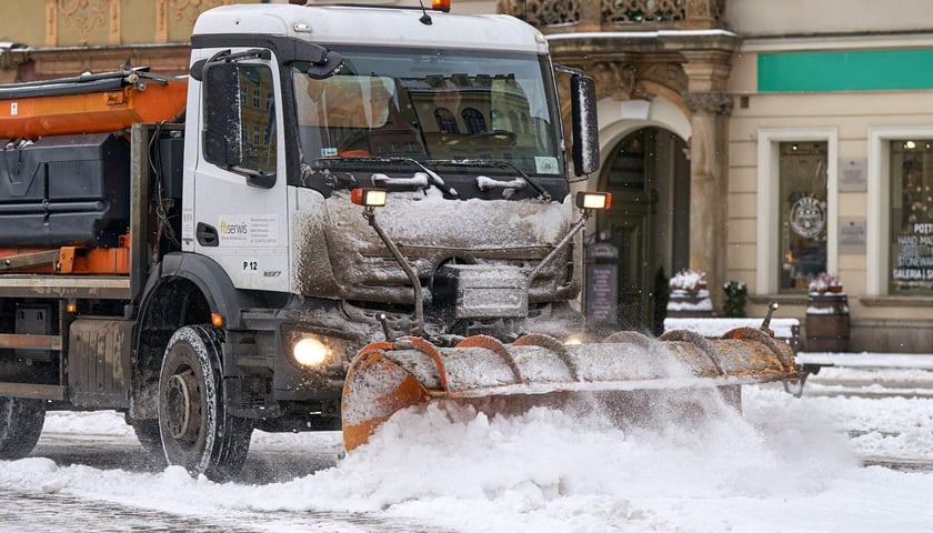 Zdjęcie ilustracyjne z akcji zima - pługosyparka w akcji 