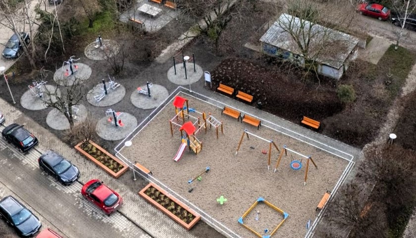 Widok na podwórko między ulicami Wapienną, Kamienną, Gajową i Przestrzenną 