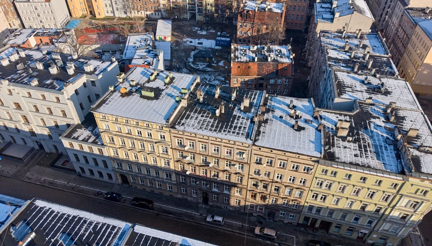 Widok na zabudowę miejską z lotu ptaka - kamienice przy ul. Komuny Paryskiej we Wrocławiu - zdjęcie ilustracyjne.