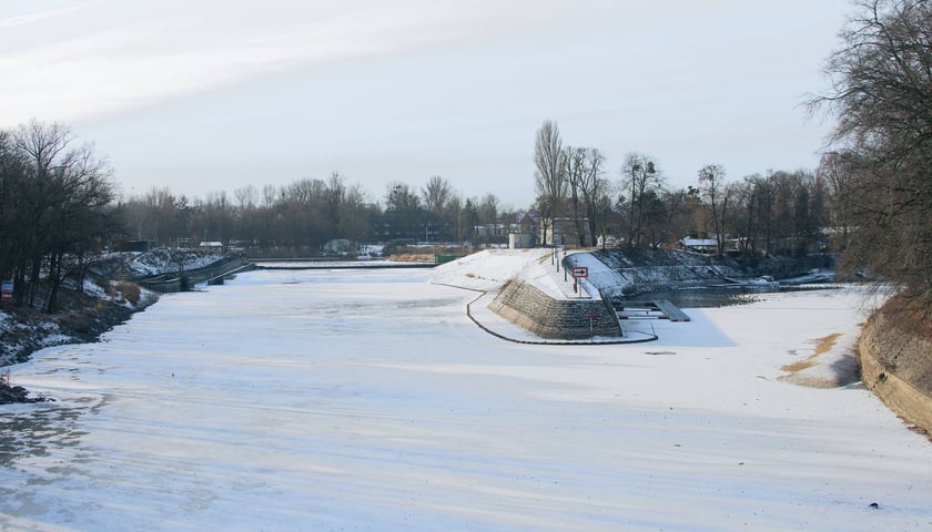 Na Odrze we Wrocławiu pojawił się lód. To zjawisko niespotkane od wielu lat