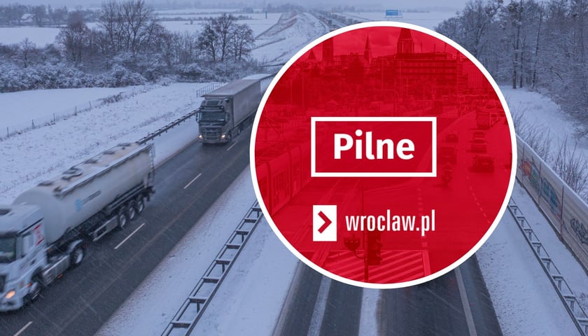 Samochody ciężarowe na drodze, na czerwonym tle napis pilne, zdjęcie ilustracyjne