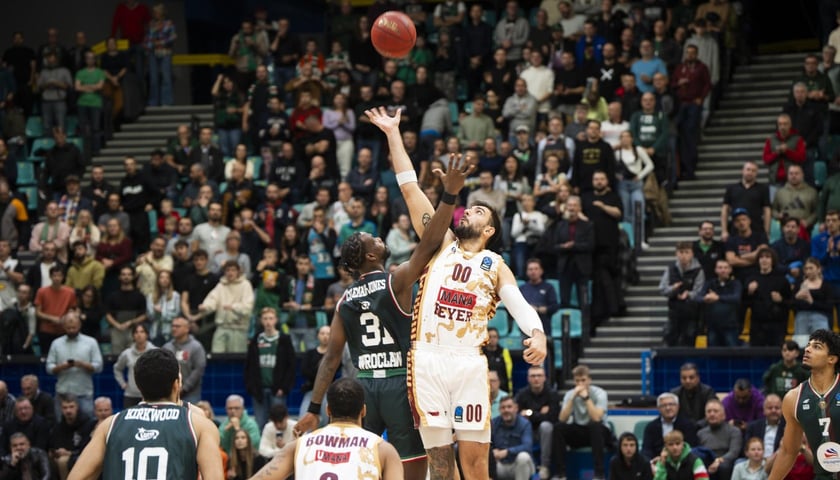 Dwóch koszykarzy w wyskoku do piłki podczas meczu - spotkanie Śląsk Wrocław - Umana Reyer Wenecja 29.10.2025 w hali Orbita.