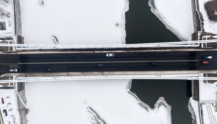 Na tej "grafice" nie od razu można rozpoznać Most Grunwaldzki. Widok częściowo zamarzniętej Odry i mostu z lotu ptaka 