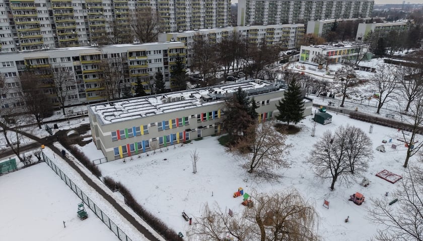 Budynek żłobka nr 3 przy ul. Białowieskiej, widok z drona