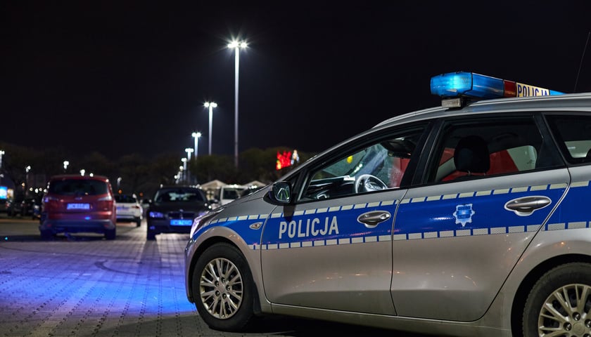 Policyjny radiowóz.  Zdjęcie ilustracyjne, wykonane po zmroku