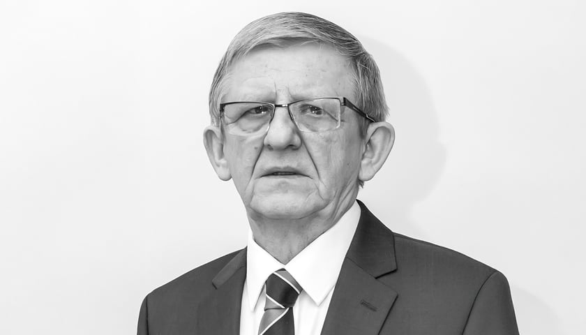 Prof. Leszek Paradowski. Na czarno-białym zdjęciu mężczyzna w okularach i garniturze