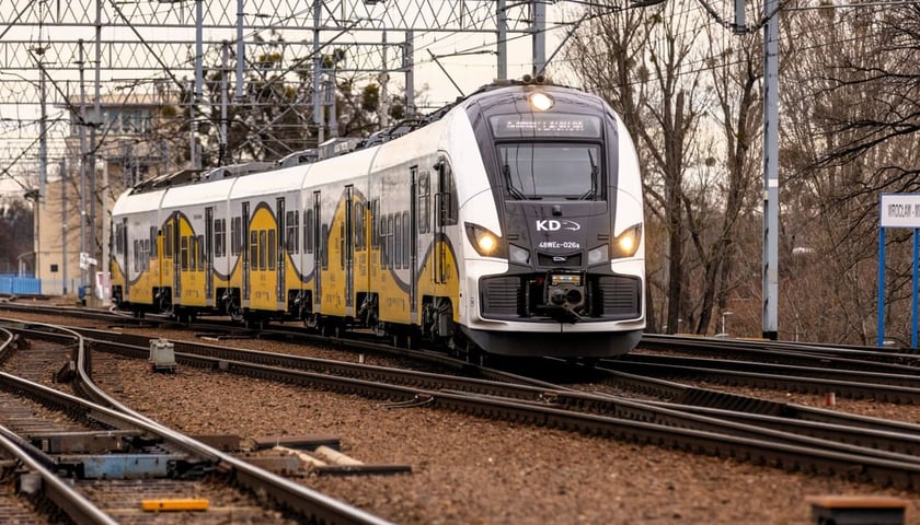 Pociąg na torach - skład Kolei Dolnośąskich podczas jazdy.