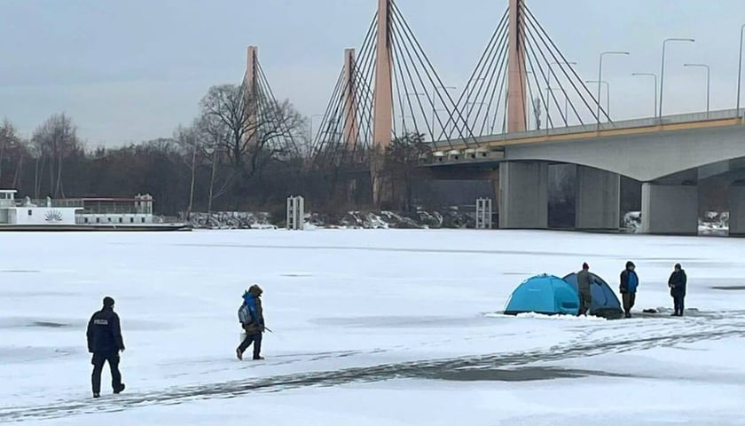 Interwencja WOPR i policji na dawnym zimowisku barek, gdzie wędkarze rozbili namiot na zamarzniętej rzece