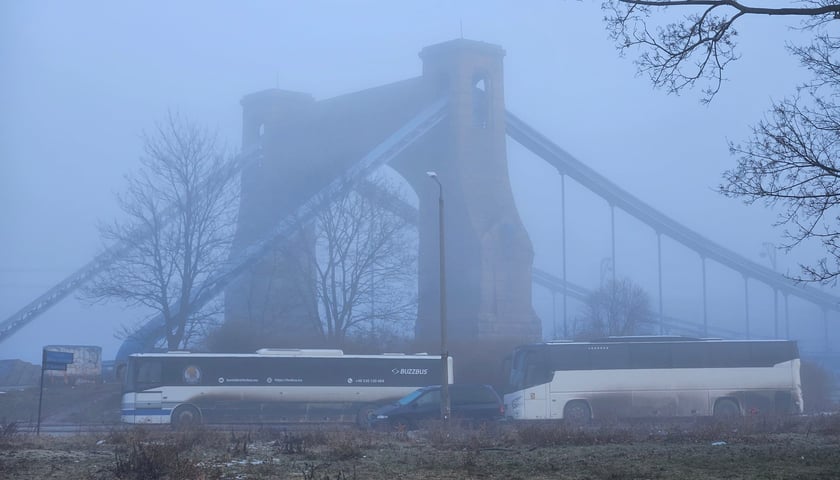 Mgła we Wrocławiu. Na zdjęciu most Grunwaldzki we Wrocław we mgle