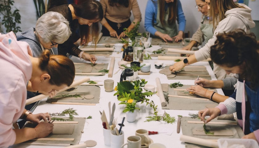 Projekt "Buduję siebie" - na zdjęciu grupa kobiet przy stole, pochylających się nad pracami z gliny