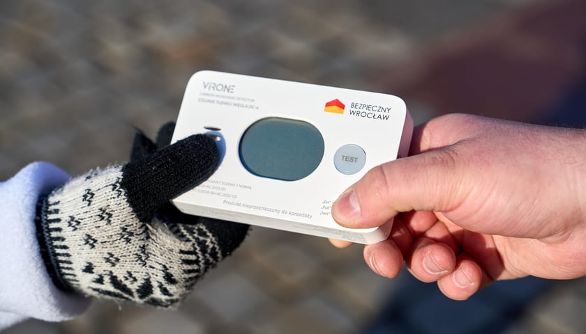 Rozdawanie czujek w piątek 16 stycznia na wrocławskim Rynku. Od poniedziałku 19 stycznia, od godz. 9.00 będą one dostępne w dw&oacute;ch innych miejscach