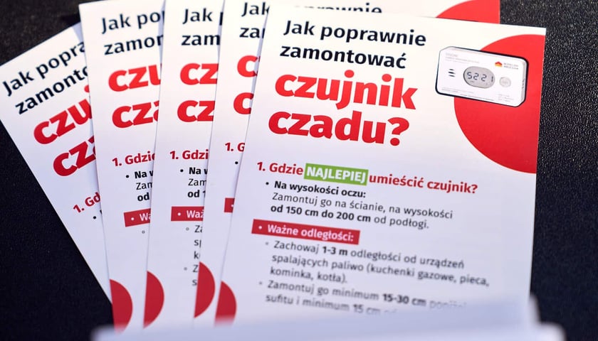 Rozdawanie czujek w piątek 16 stycznia na wrocławskim Rynku. Od poniedziałku 19 stycznia, od godz. 9.00 będą one dostępne w dw&oacute;ch innych miejscach