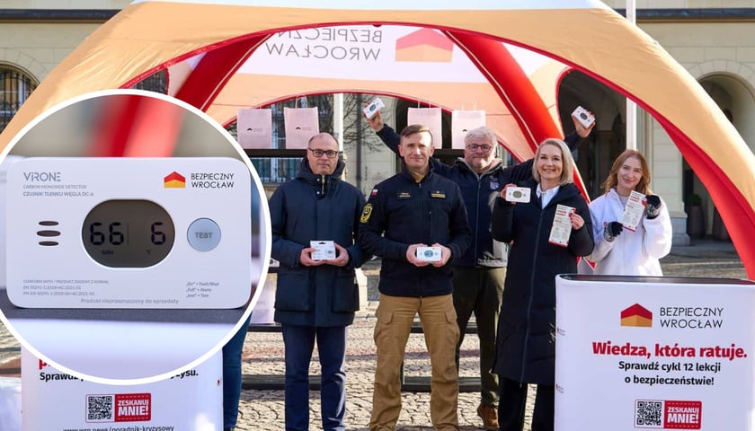 Na zdjęciu głównym stoją od lewej Bartłomiej Bajak, dyrektor Wydziału Bezpieczeństwa i Zarządzania Kryzysowego, mł. bryg. Tomasz Szwajnos, zastępca komendanta miejskiego Straży Pożarnej we Wrocławiu, Tomasz Sikora, zastępca dyr. Wydziału Komunikacji Społecznej UM Wrocławia, Agata Dzikowska, koordynatorka Programu Bezpieczny Wrocław, wolontariuszka akcji. 