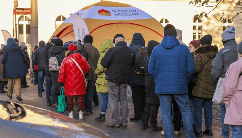 Osoby odbierające czujniki tlenku węgla przy stanowisku na Placu Dominikańskim, 19 stycznia 2026