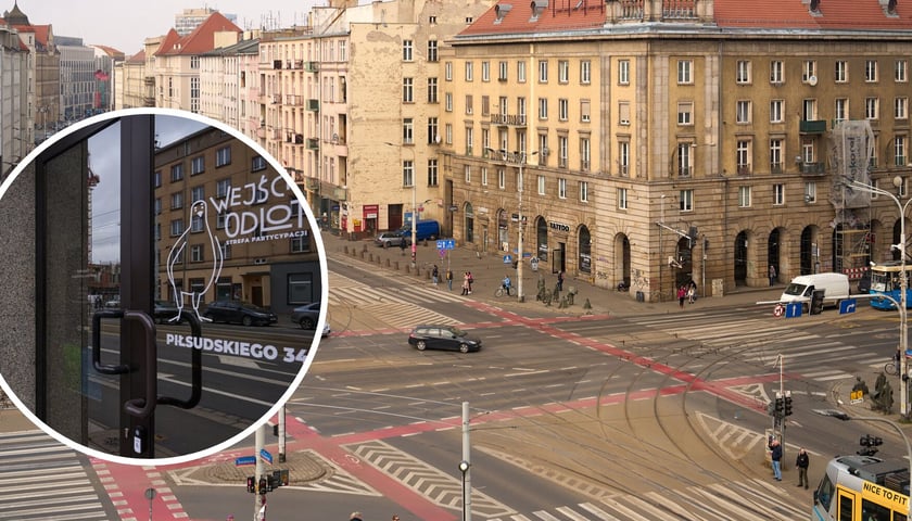 W tle: ulica Piłsudskiego we Wrocławiu, widok z drona, zdjęcie ilustracyjne. W kółku: wejście do lokalu przy ul. Piłsudskiego 34. 