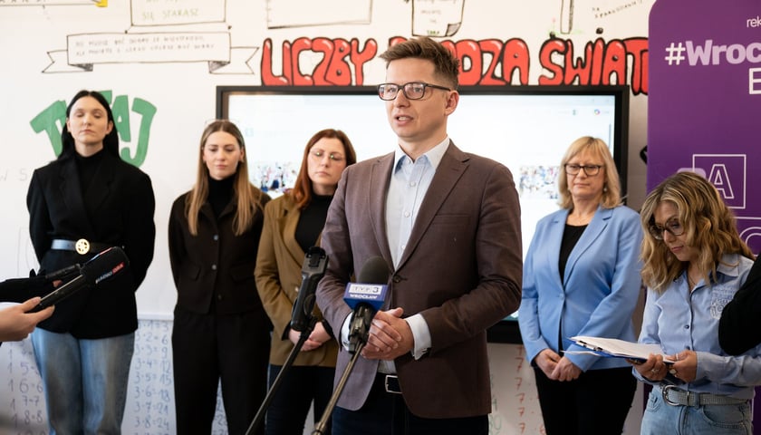 <p>Zdjęcie z konferencji prasowej dotyczącej wdrożenia programu "Zdalny psycholog" w 110 wrocławskich szkołach i przedszkolach. Na pierwszym planie&nbsp;Marcin Miedziński, wicedyrektor Departamentu Edukacji</p>