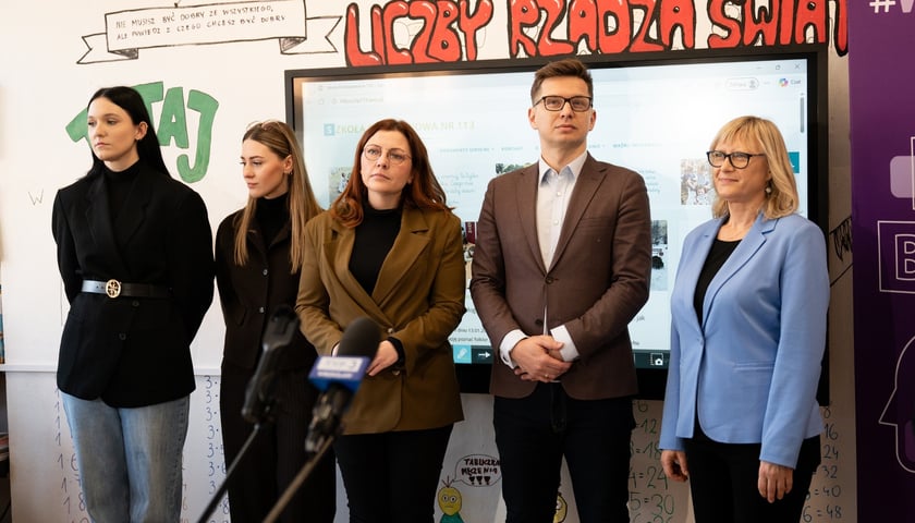 Zdjęcie z konferencji prasowej dotyczącej wdrożenia programu "Zdalny psycholog" w 110 wrocławskich szkołach i przedszkolach.