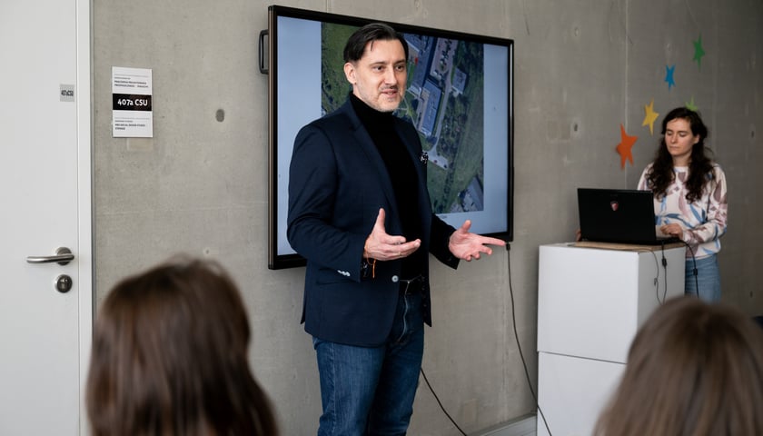 Projekt „Przyjazne Miasto” realizowany przez Smart City Wrocław oraz Katedrę Wzornictwa Akademii Sztuk Pięknych im. Eugeniusza Gepperta i Wydział Mechaniczno-Energetyczny Politechniki Wrocławskiej.