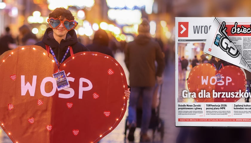 Chłopiec w okularach-sercach trzymający wielkie serce z napisem WOŚP