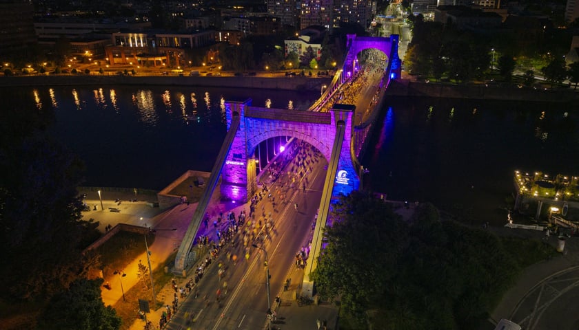 <p>Koszluka z numerem 1 zapewni zwycięzcy start z pierwszej linii w Tarczyński Wrocław Nocnym Maratonie</p>