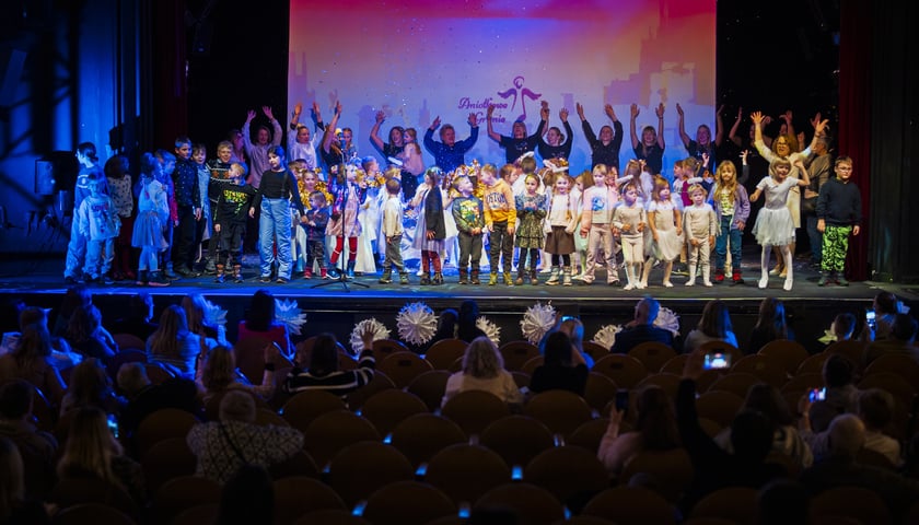 Dzieci i dorośli na scenie podczas finału „Aniołkowego Grania” we Wrocławskim Teatrze Lalek 