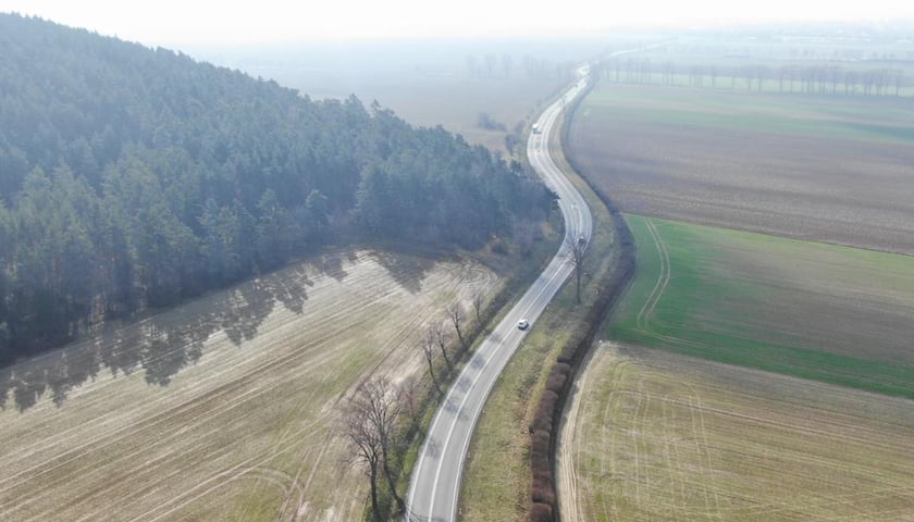 Droga krajowa nr 8 z lotu ptaka. Na zdjęciu fragment drogi i przejeżdżające samochody