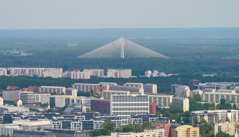 Panorama miasta, widok m.in. na Popowice, Kozanów i most Rędziński. Zdjęcie ilustracyjne.