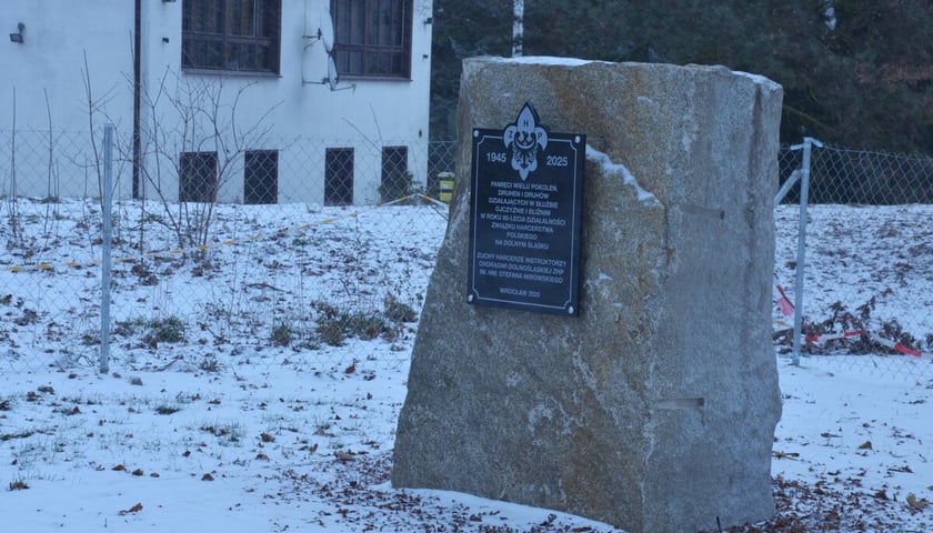 <p>Pomnik na Skwerze Dolnośląskich Harcerzy we Wrocławiu, styczeń 2026</p>