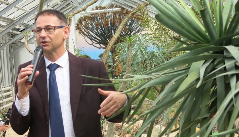Prof. Zygmunt Kącki, dyrektor Ogrodu Botanicznego Uniwersytetu Wrocławskiego. Na zdjęciu mężczyzna w okularach, w garniturze, z mikrofonem w dłoni