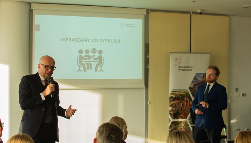Spotkanie wiceministra cyfryzacji Dariusza Standerskiego z samorządowcami Aglomeracji Wrocławskiej. Wiceprezydent Wrocławia Jakub Mazur, wiceminister Dariusz Standerski