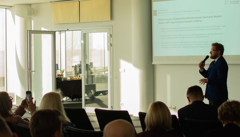 Spotkanie wiceministra cyfryzacji Dariusza Standerskiego z samorządowcami Aglomeracji Wrocławskiej