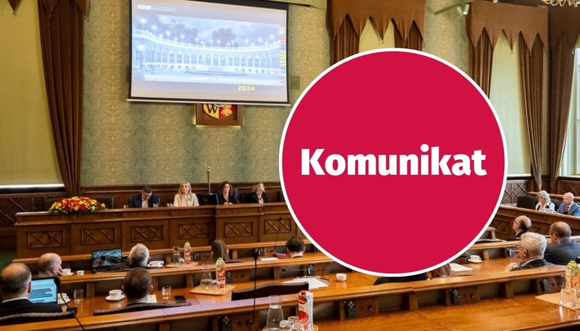 Radni podczas sesji, w kółku napis komunikat