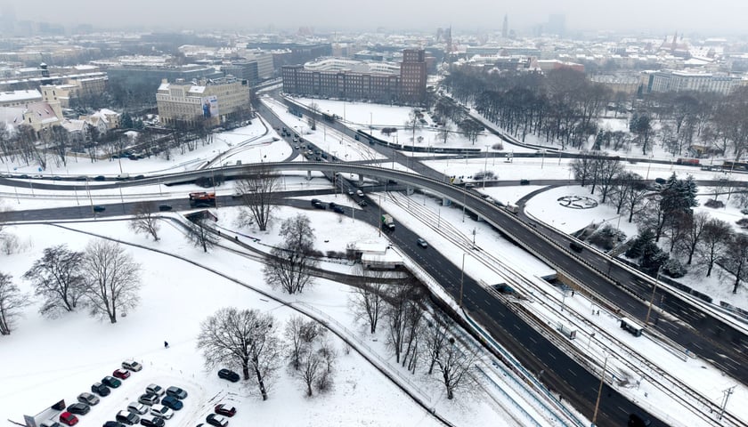 Plac Społeczny i estakada z lotu ptaka w zimowej aurze
