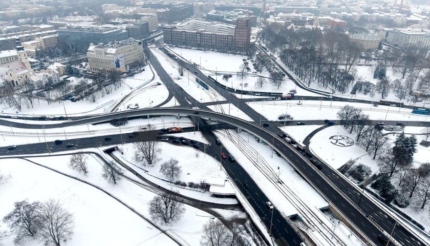 Plac Społeczny i estakada z lotu ptaka w zimowej aurze