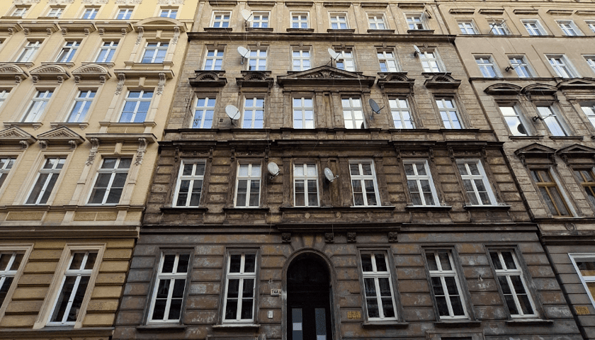 Kamienica przy ul. Komuny Paryskiej 74a przed remontem