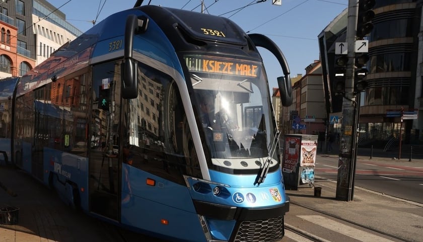 Zdjęcie ilustracyjne: tramwaj wjeżdżający w ul. Kazimierza Wielkiego we Wrocławiu