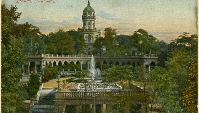 Pocztówka z dawnych czasów z zabudową wzgórza: pawilonem, fontanną, kolumnadą i belwederem z glorietą