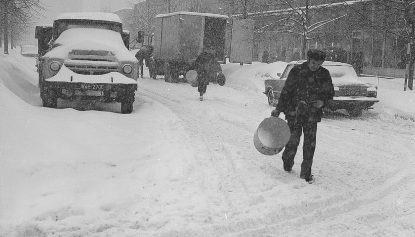 Ludzie przedzierają się przez zasypane śniegiem ulice podczas zimy stulecia z początku 1979 r.