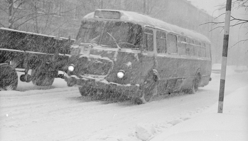 Przez ulice miasta, pomimo śniegu i lodu, przedziera się słynny autobus "Ogórek"
