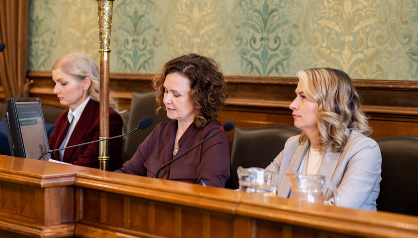 Przy mikrofonie Agnieszka Rybczak, przewodnicząca Rady Miejskiej Wrocławia