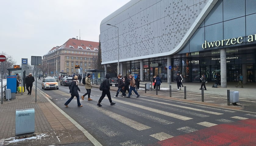Ludzie przechodzący przez przejście dla pieszych na ul. Suchej na przeciw centrum handlowego Wroclavia.