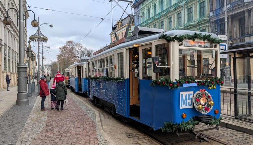 Na zdjęciu Konstal 4N1 z doczepą ND na przystanku "Opera" - zdjęcie archiwalne, gdy ten skład jeździł w okresie świątecznym jako "Bałwanek" 