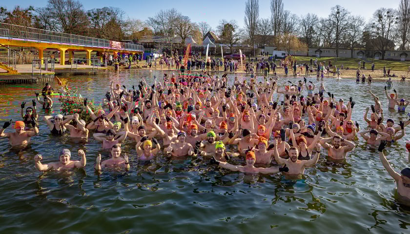 Grupa kilkudziesięciu osób morsująca styczniu 2025 roku na wrocławskim kąpielisku Morskie Oko przy ulicy Chopina 27