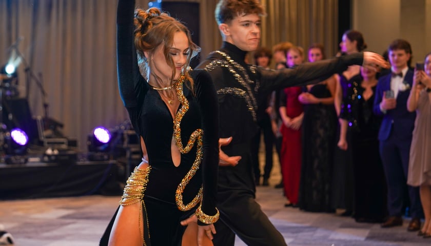 Dwójka tancerzu podczas występu na studniówce LO X